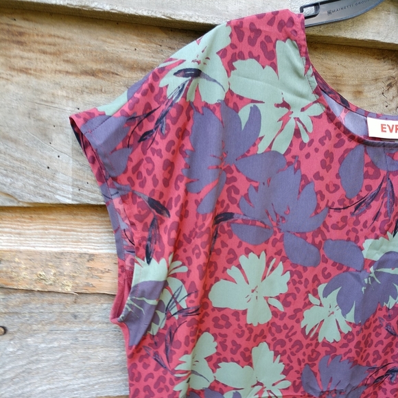 EVRI Women's Top Beautiful Design Buttons Down The Back Size OX. (Oversized top) - Picture 5 of 12